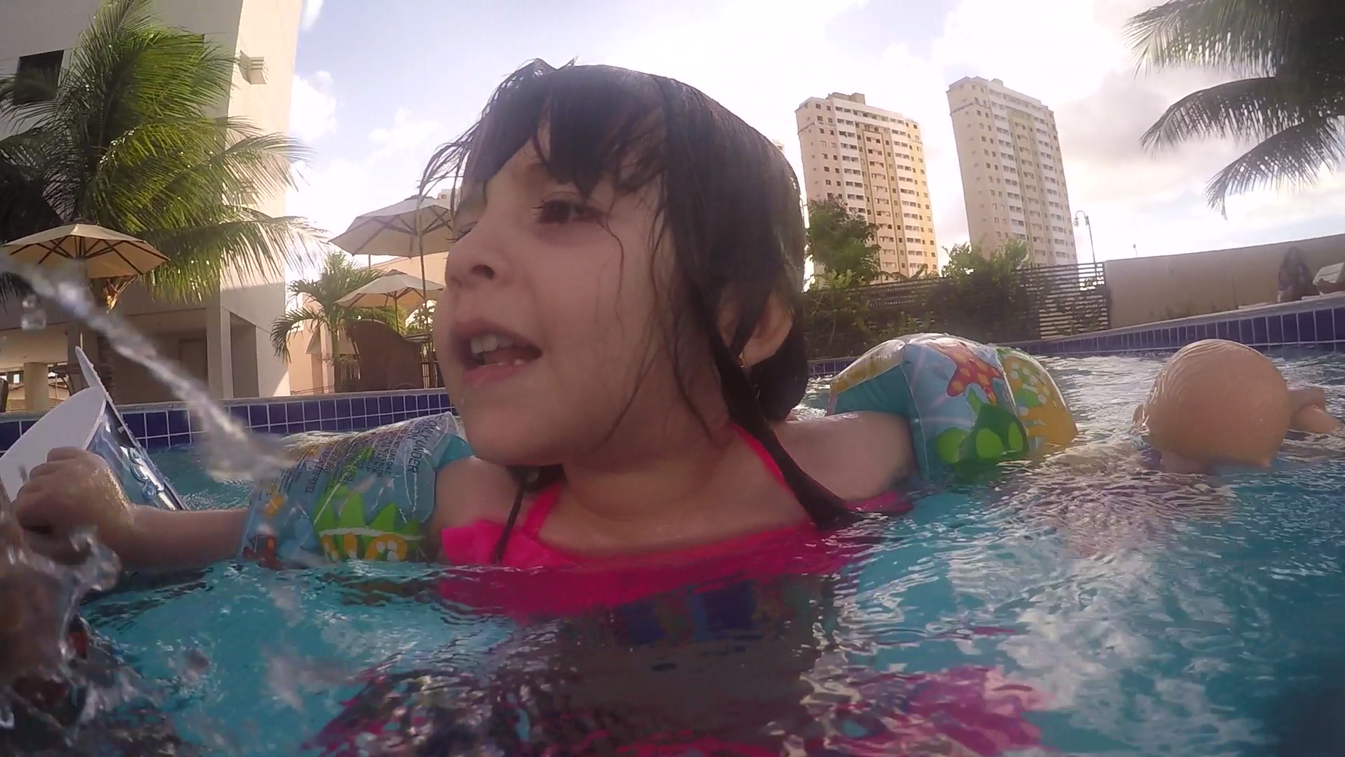 http://videos.introcdc.com/Canal/Vlogs/Luciano/Piscina uooou/GOPR4635.00_11_08_58.Quadro021.png